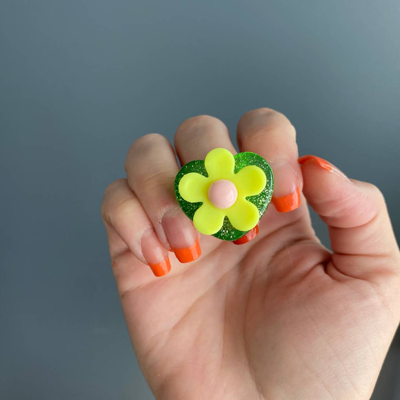 Y2K green sparkly flower ring, 7.5 - Picture 2 of 9